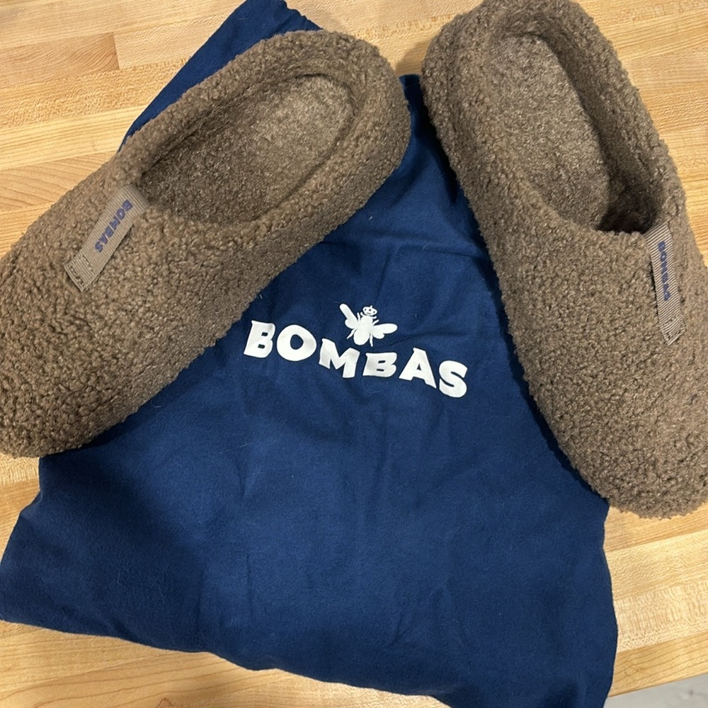 Barely worn. Bombas size 8 “Sunday slipper” in color mocha!